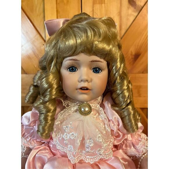 COURT OF DOLLS 1630/3000 PINK DRESS DOLL Miss Hilda - Picture 2 of 10